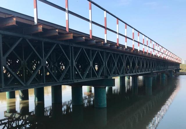浅析钢便桥施工过程中的贝雷梁的搭建