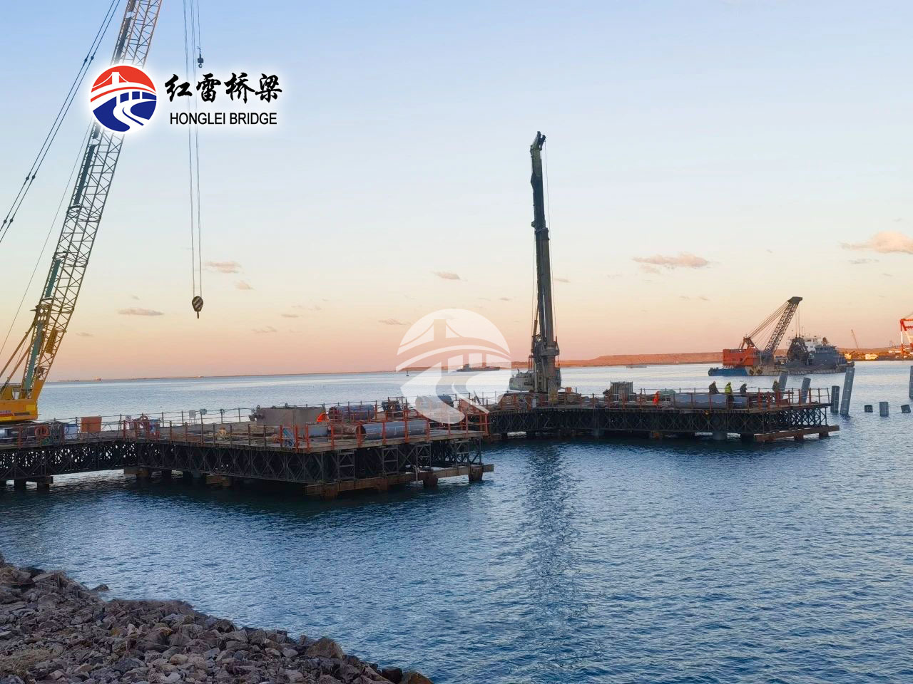 大连港长兴岛港区西中岛作业区工程钢栈桥平台完工